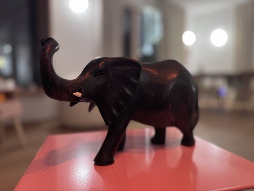 Handgeschnitzter elefant aus - handgeschnitzter,