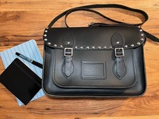 Cambridge Satchel Company schwarze Leder Umhängetasche mit Nieten 15“ 38 cm 