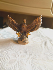 Adler landend, auf Sockel, 6,2