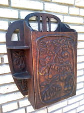 TOP - tolles Jugentstiel Wandschränkchen ~ 1900 plastisch beschnitzt mit Ablagen