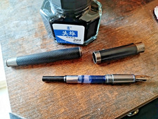 Füller Füllfederhalter mit tank und blauer Tinte schwarz silbern elegant set