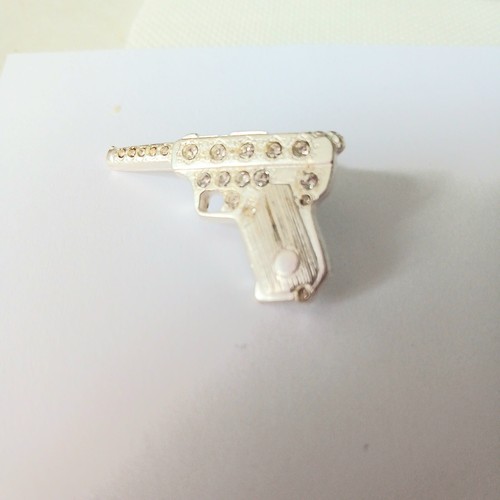 Yves saint laurent pin - -, pin's