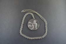 antiker Anhänger und Kette