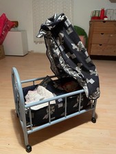 Süßes Puppenbett mit Himmel