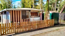 Wohnwagen auf Campingplatz