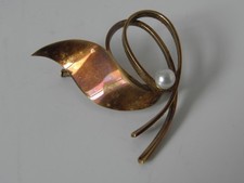 Goldbrosche mit Perle Rotgold 585 gepunzt 8 gr.