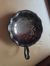 80 Jahre altes, kleines Servier- Und Abtropfschüsselchen / Teesieb Sammlerstück