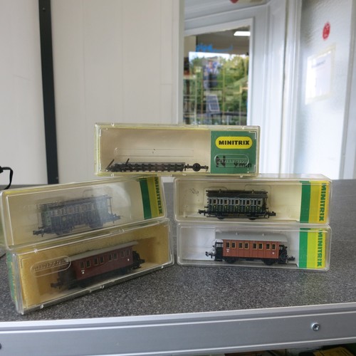 Minitrix personenwagen - 2x,