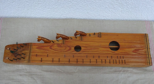 Alte zither mit - mit, pferdeköpfen