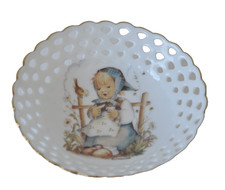 M. J. Hummel Sammelteller Porzellan Durchbruchteller "Er liebt mich"