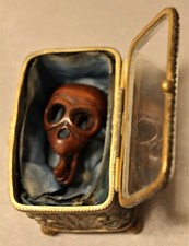 alte Glasvitrine mit Totenkopf