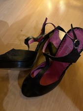 Schwarze Pumps mit Keilabsatz 