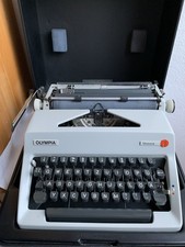 Olympia Monica, Koffer-Schreibmaschine; mechanisches Schreiben oder Dekoobjekt