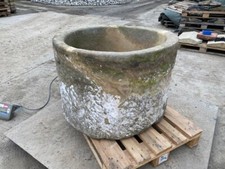 Historischer Sandsteinbrunnen rund Steinbrunnen Steintrog