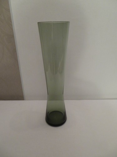 Schmale blumenvase aus glas - blumenvase,