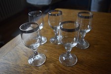 Schnaps-Gläser mit Silberrand