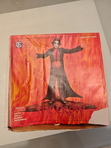 The crow city - crow, resin