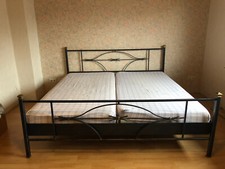 Ehebett,Doppelbett, 2x2m,Metallbett  mit Lattenrosten und pass Nachttischlampen