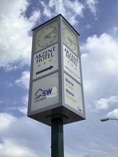 Werbeuhr Straßenuhr Werbepylon Bahnhofsuhr bei Leipzig Höhe ca. 5m50cm  Verkauf