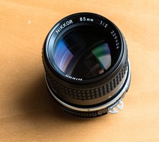 Nikon Nikkor AI 85mm f2.0 Portrait-Objektiv  –   MINT