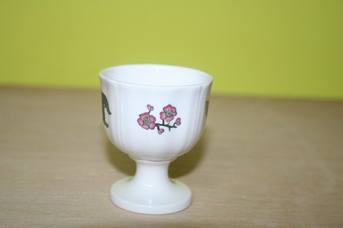 Eierbecher auf fuß - eierbecher,