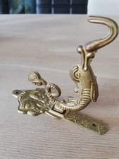 Selten Messing Wandhaken Mittelalter Stil m. gravierten Gesichtern u. Fischmotiv