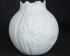 Kaiser Vase Porzellan M. Frey Nr. 1334, weiß Blumenrelief, oval, ca. 14cm hoch