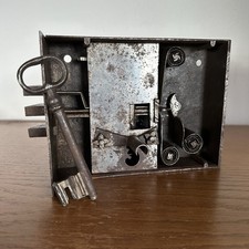 Antikes massives Kasten