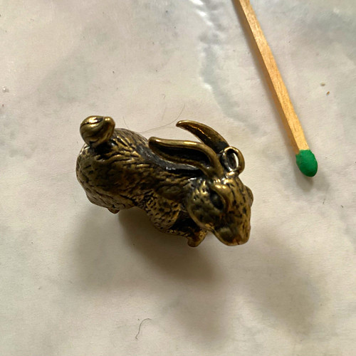 Goldfarbene metall hasenfigur - goldfarbene, metall-hasenfigur