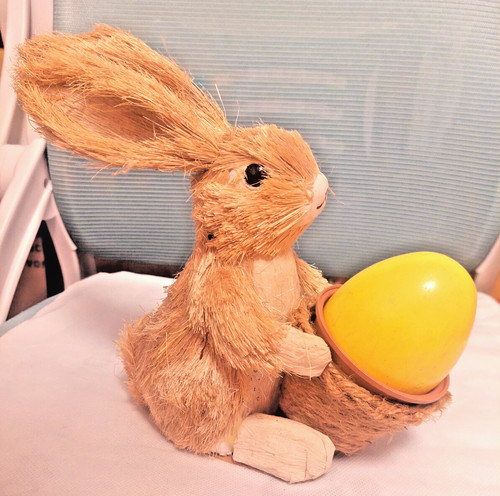 Süßer stroh hase mit - hase, korb