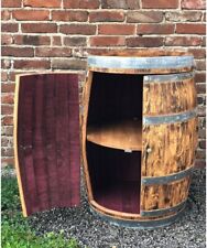 Weinfassbar mit großen Türen, rustikal