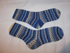 Ein Paar gestrickte Wollsocken