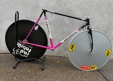 Eddie Merckx Zeitfahrrahmen mit Scheibenrädern