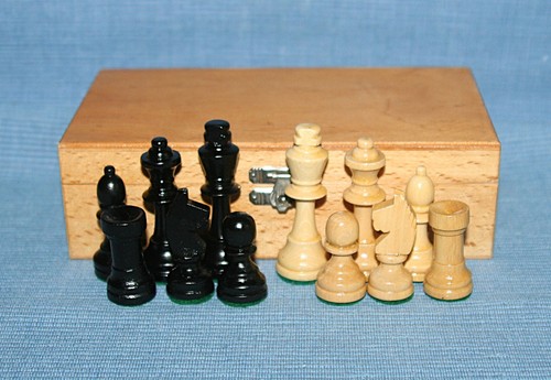Schachfiguren holz lackiert - /,