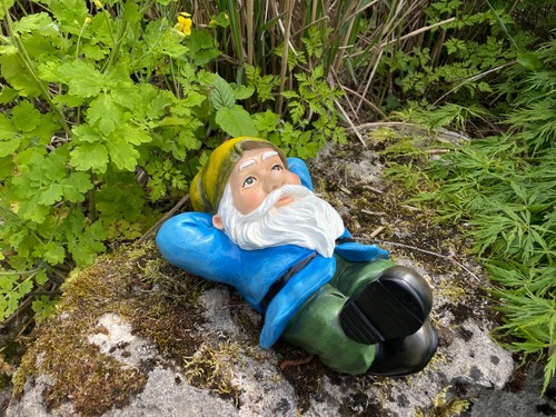 Zwerg schlafend faul ausruhend