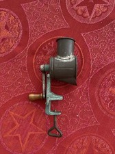 Alte Metall Fleischwolf /Küchenreibe für die Puppenküche H 14 cm Blech