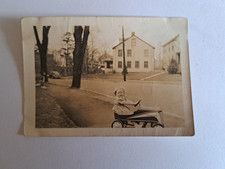 ALTES FOTO KIND MIT TRETAUTO 1941