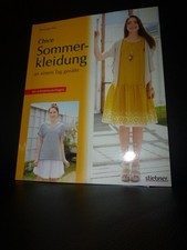 Chice Sommerkleidung an einem