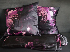 2 Kissen (50x50cm) + Tagesdecke Überdecke (250x 180cm) Blumen schwarz lila Satin