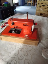 Alte Regina Blech Kindernähmaschine auf Holzsockel, Batterie Betrieben 