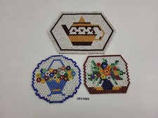 3x Topfuntersetzer Glasperlen Handarbeit Blumen Kanne DDR Vintage Deko #2511403