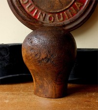 Französischer Hutblock. Antiker dunkler Holzfräser 59 Kopf. Perücken Schaufensterständer