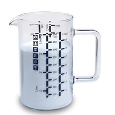 Koch und Messbecher aus