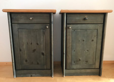 2 Nachtkonsolen/Nachttische, Kiefer massiv, blau gewachst, Abdeckeplatte Honig