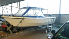 Sportboot mit Motor und Trailer