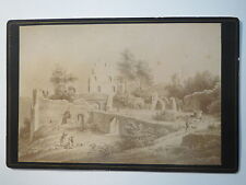 Wanderer rasten bei der Burg