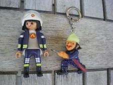 2x Feuerwehr Feuerwehrmann Playmobil u. Schlüsselanhänger mit Spritze, Schlauch