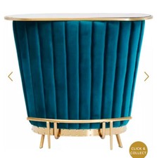 Elegante Bartheke mit drei Hockern