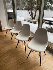 Vitra Eames Chair DSW, Sitzschale weiß mit Holzuntergestell Ahorn schwarz,