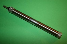 Ein langer Pneumatischer Druckluftzylinder von SMC